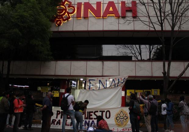 Frente a las instalaciones del INAH, la comunidad de la ENAH exigió regularizar la situación laboral y salarios de profesores; demandan, también, más presupuesto para la institución.