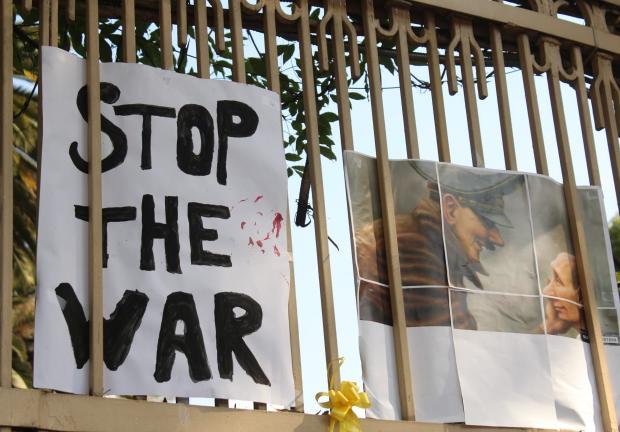 “Stop the war” (Detengan la guerra), pide la comunidad ucraniana en México frente a la embajada rusa.
