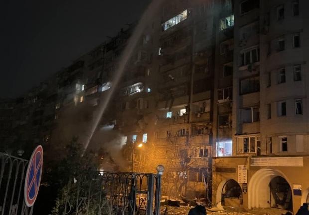 Edificio dañado en Kiev tras el derribo de avión ruso.