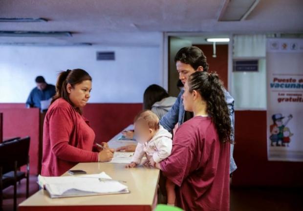 Después de ganar un amparo, los papás lograron registrar a su hija con los apellidos maternos