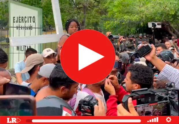 Migrante suturándose la boca en Chiapas