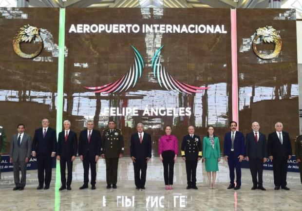 Andrés Manuel López Obrador, Presidente de México, y su comitiva durante la ceremonia de inauguración del Aeropuerto internacional Felipe Ángeles