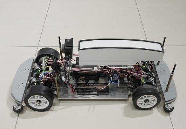 El auto de radiocontrol navega por un circuito en forma de ocho especialmente desarrollado con diferentes superficies que lo pone a prueba.