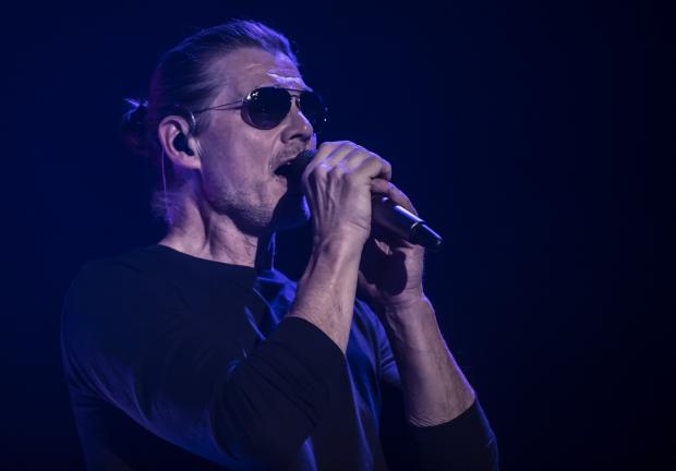 El vocalista de la banda, Morten Harket, deleitando a los asistentes al Auditorio Nacional.