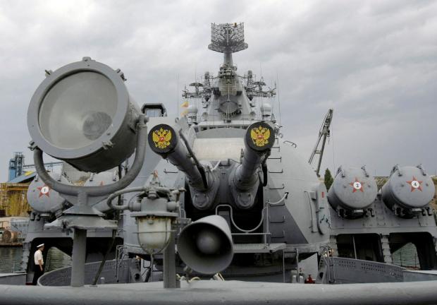 El águila bicéfala, escudo de armas de Rusia, en las cubiertas del crucero de misiles Moskva en el puerto ucraniano de Sebastopol en el Mar Negro.