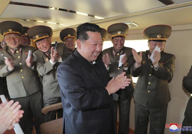 Kim Jong Un en un lugar no revelado en Corea del Norte durante el testeo del arma guiada táctica recientemente desarrollada.
