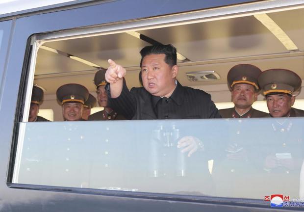 Kim Jong Un durante la prueba del arma táctica.
