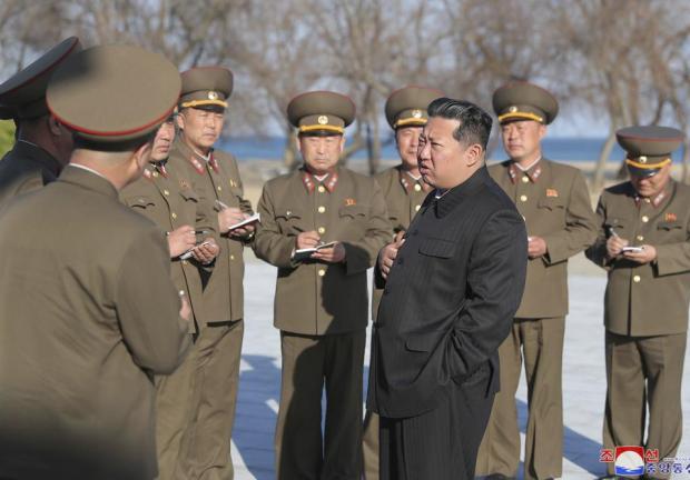 Kim Jong Un tras el lanzamiento del misil.