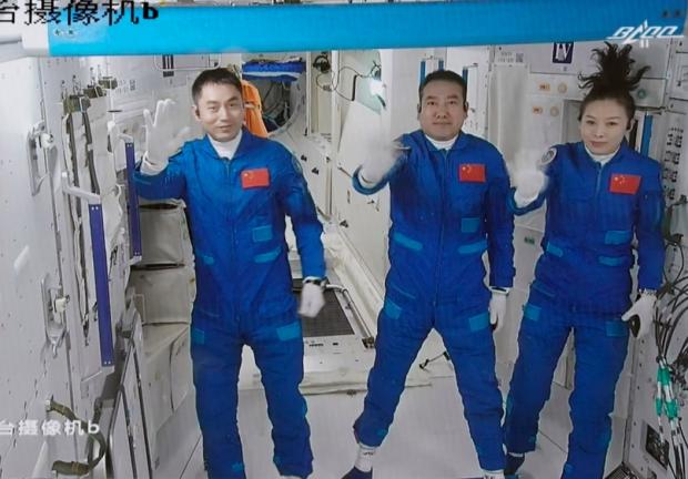 Ye Guangfu, Zhai Zhigang y Wang Yaping saludan después de ingresar al módulo central de la estación espacial Tianhe el pasado 16 de octubre de 2021.