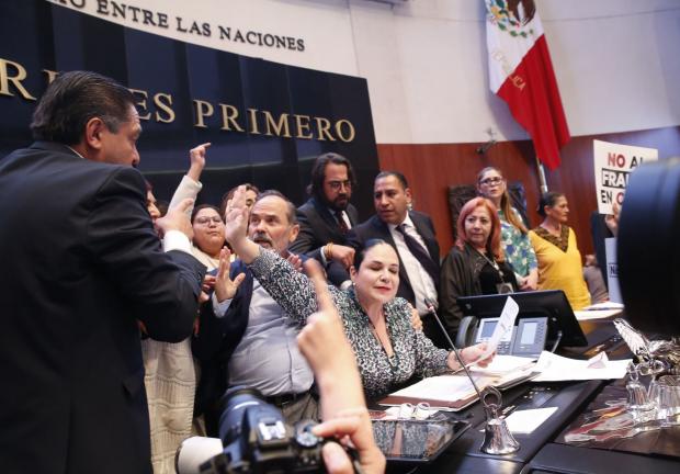 En medio de las protestas ocurridas durante la toma de protesta de Rosario Piedra Ibarra, Gustavo Madero, senador del PAN cayó en plena tribuna de la cámara alta.