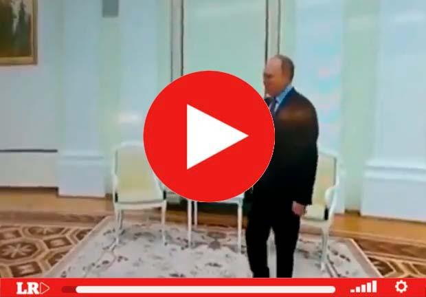 Video donde se ve que Putin realiza movimientos irregulares con la mano y la pierna