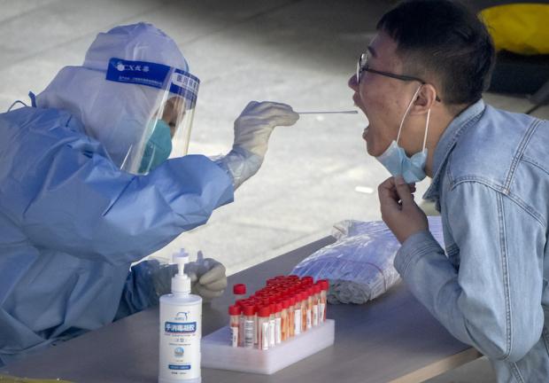 Un paciente se somete a una prueba en China a más de dos años del inicio de la pandemia.
