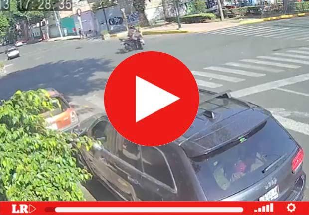 Cámara registra choque entre dos motociclistas en calle de la CDMX