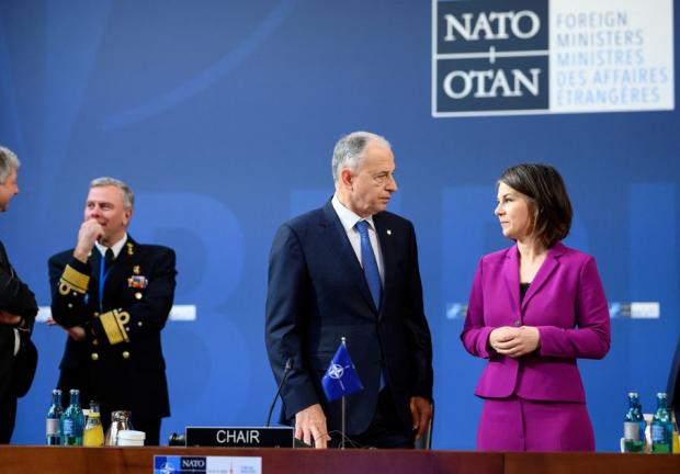 El secretario general adjunto de la OTAN, Mircea Geoana, y la ministra de Relaciones Exteriores de Alemania, Annalena Baerbock.