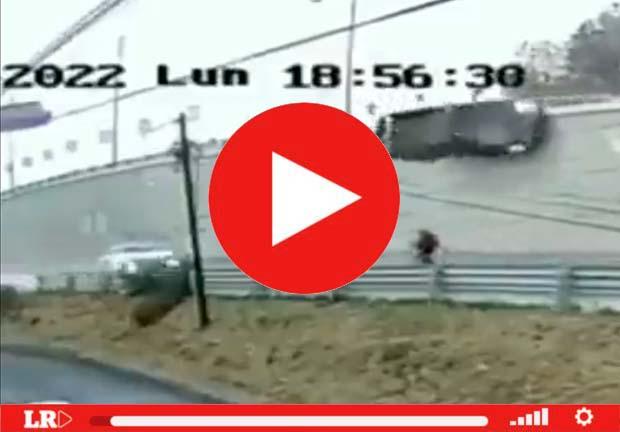 Hombre se salva de ser aplastado por una camioneta tras accidente en Puebla