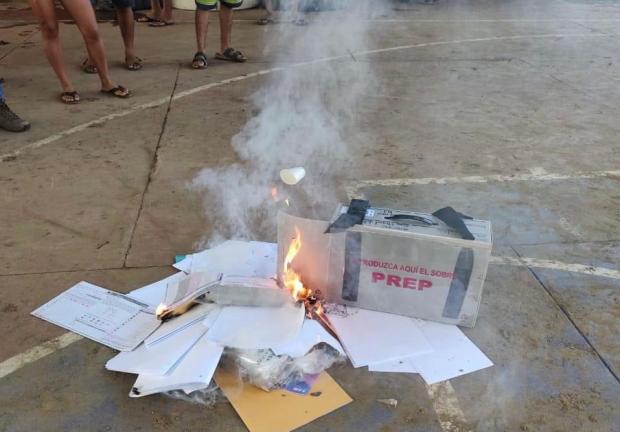 Pobladores de Copalita, Oaxaca, queman paquetería electoral 