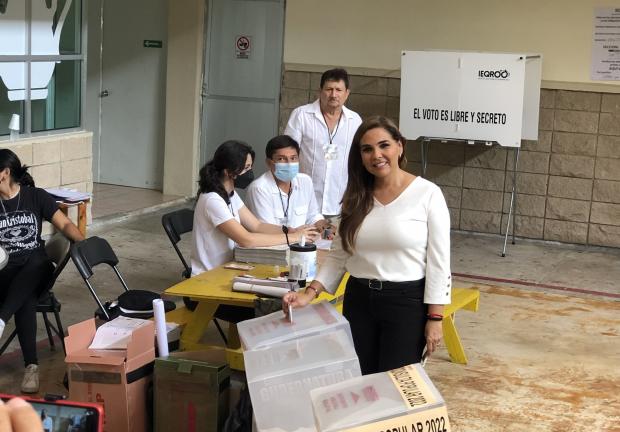 Mara Lezama, candidata de Morena, PVEM-PT acude a votar.