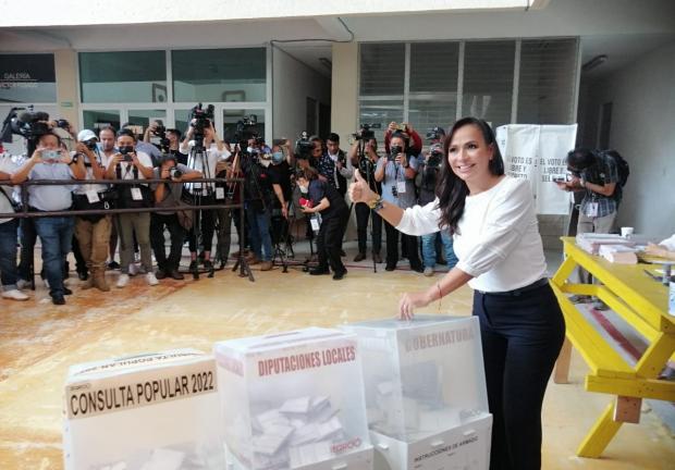 Laura Fernández, candidata de la coalición PAN-PRD acude a emitir su voto