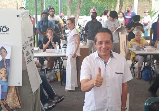 Carlos Joaquín González, gobernador de Quintana Roo, acude a votar