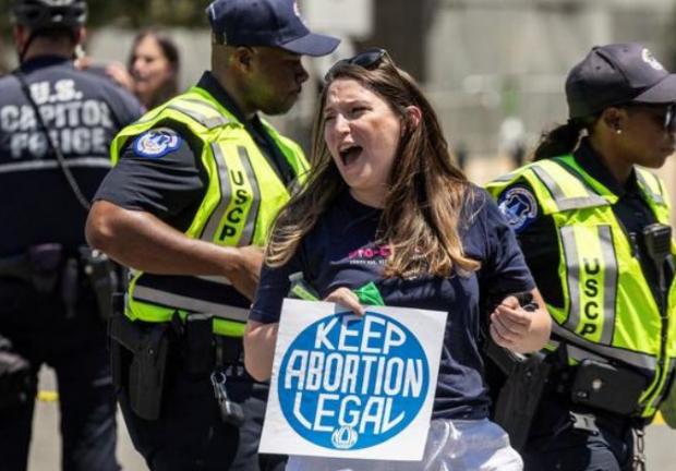 Activista por el derecho al aborto detenida por la policía del Capitolio de Estados Unidos.