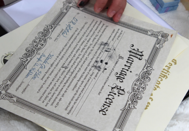 Certificado oficial del matrimonio entre los perritos