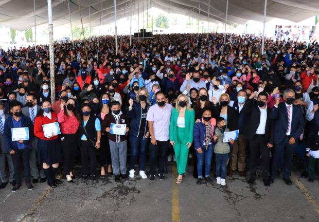 Continúa la entrega de becas a casi 11 mil estudiantes de Huixquilucan