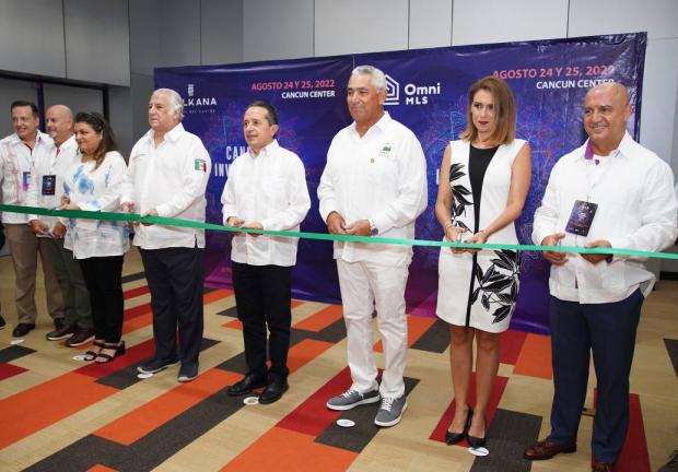 El gobernador Carlos Joaquín junto a otros funcionarios y servidores públicos en el corte de listón de la Expo Inmobiliaria Quintana Roo "Cancún Investment Summit 2022"