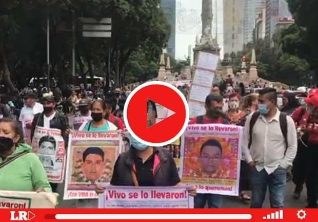 Familiares y amigos de los normalistas de Ayotzinapa marchan este 26 de agosto de 2022