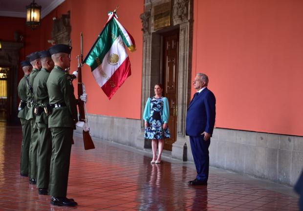El Presidente, Andrés Manuel López Obrador, tomó una pausa para saludar a la bandera
