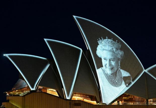 Retrato de la difunta reina Isabel es exhibido en las olas de la Ópera de Sydney en Australia como símbolo de respeto