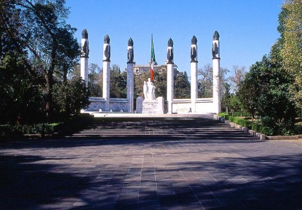Monumento a los Niños Héroes realizado por Ernesto Tamariz, que se encuentra en la Primera Sección del Bosque de Chapultepec
