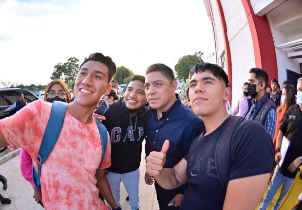 Gobernador de San Luis Potosí, Ricardo Gallardo, se toma selfie junto a estudiantes universitarios durante banderazo de programa "Mi Pase"