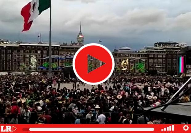 Cientos de personas abarrotan el Zócalo, a punto de arrancar el concierto de Los Tigres del Norte.
