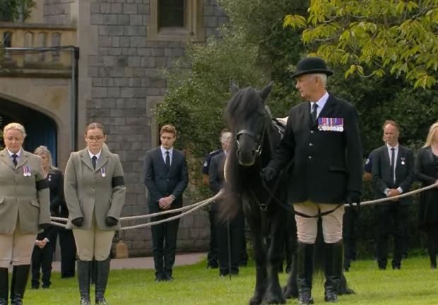 Personal y caballo de la reina la reciben en Windsor