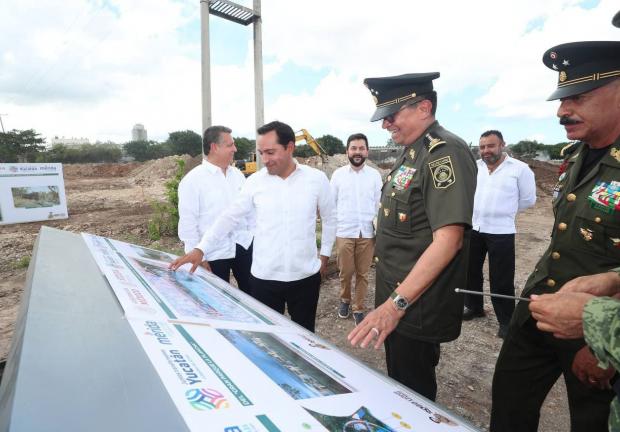 Gobernador de Yucatán, Mauricio Vila, junto a titular de la Sedena, Luis Cresencio Sandoval, durante inicio de construcción del Gran Parque La Plancha