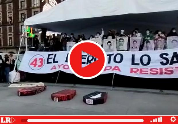 Concluye mitin en el Zócalo por la marcha de los 43 normalistas de Ayotzinapa.