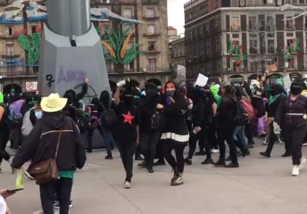 Integrantes del Bloque Negro vandalizan hasta del Zócalo