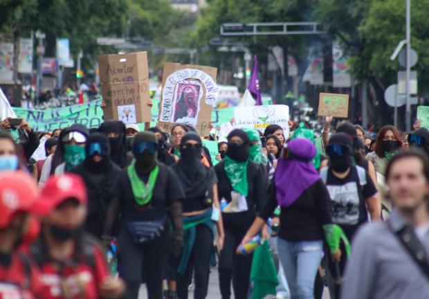 Durante la protesta por el aborto legal y seguro, integrantes de colectivos feministas pidieron no ser fotografiadas al realizar pintas o desmanes
