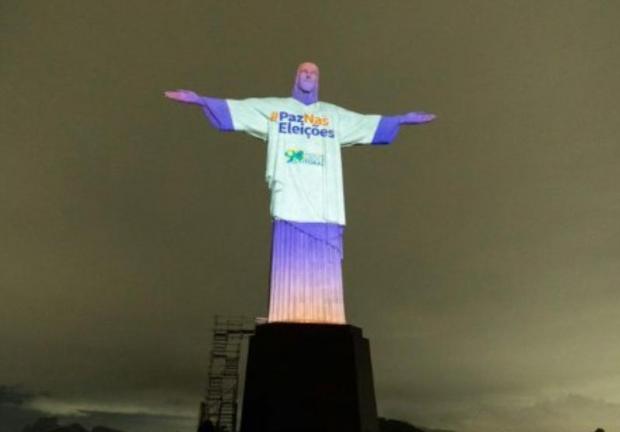 Un mensaje proyectado en la estatua del Cristo Redentor de Río de Janeiro antes de la votación decía: "Paz en las elecciones".
