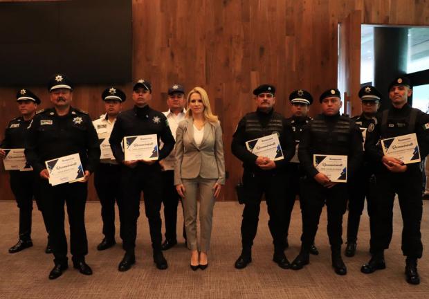 Romina Contreras – entrega estímulos a policías de Huixquilucan