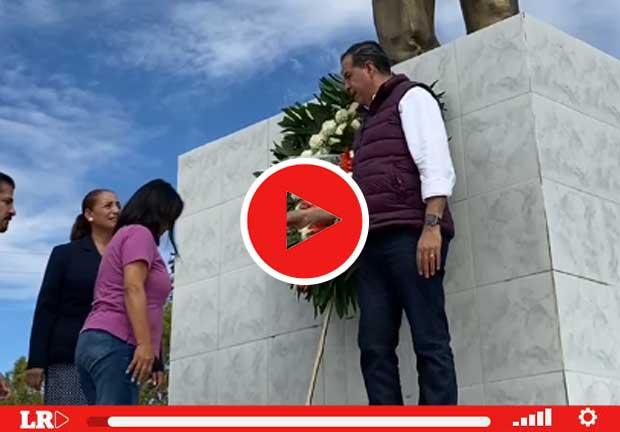 Ricardo Mejía Berdeja llevó flores al busto que resguarda la plaza de armas en San Pedro de las Colonias