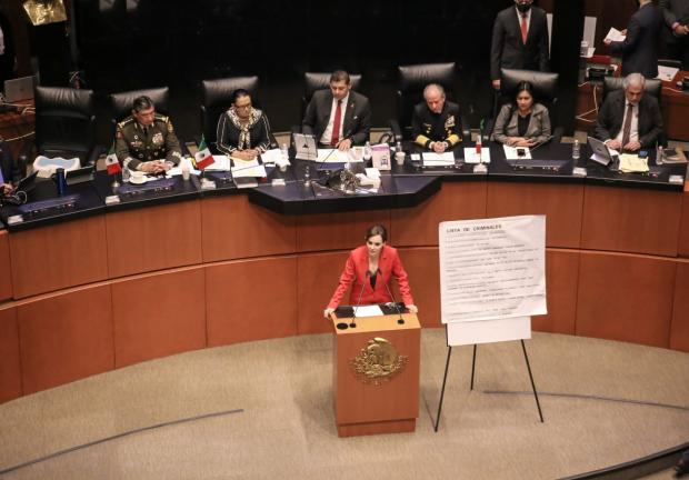 La senadora Lilly Téllez entrega una lista de criminales al secretario del la Defensa Nacional, Luis Cresencio Sandoval, pero él no la recibió