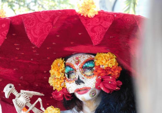 Mega Procesión de Catrinas en CDMX: se alistan catrinas con maquillaje y disfraces