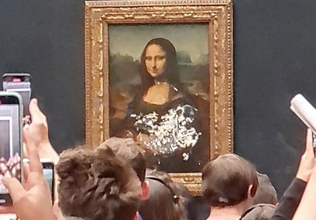 En mayo de 2022, un hombre en silla de ruedas lanzó pastel a la obra de arte "La Mona Lisa", de Leonardo da Vinci