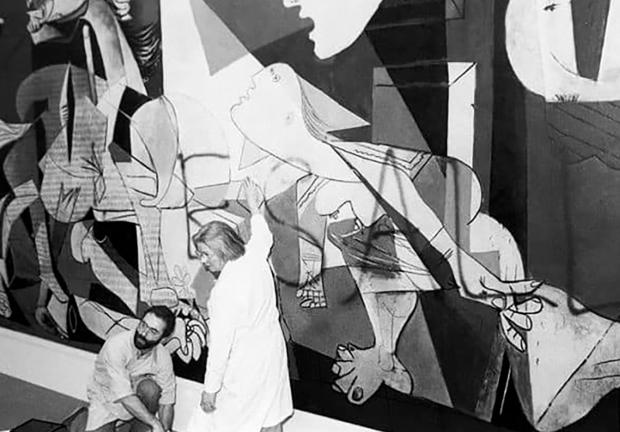 En 1974, el artista Tony Shafrazi pintó con aerosol rojo la frase “Kill all lies”, que fue considerada una reacción individual a la liberación de William Calley, único oficial estadounidense enjuiciado por la masacre de My Lai