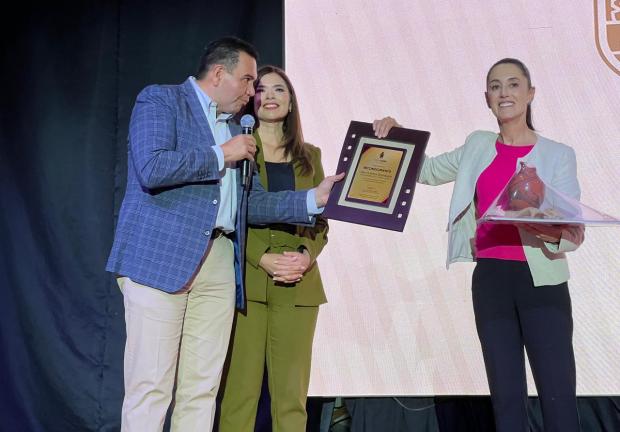 Alcalde de Ciudad Juárez, Cruz Pérez Cuellar, afirma que Claudia Sheinbaum ha sido parte fundamental en los logros de la 4T; señala que su labor la ha hecho acreedora a un Premio Nobel