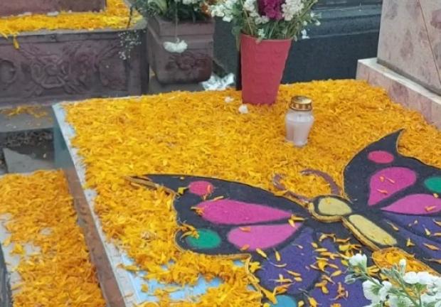 Cientos de personas acudieron a San Andrés Mixquic, Tláhuac, a adornar las tumbas de sus seres queridos con flores, aserrín de colores, papel picado y pétalos de cempasúchil, para crear formas de calaveras o imágenes religiosas