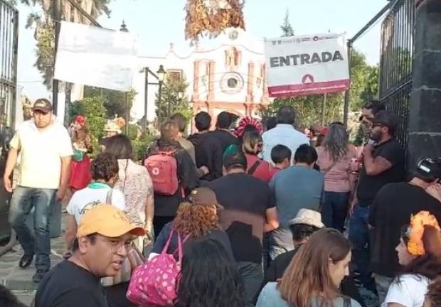 Cientos de personas visitan el templo de San Andrés, donde se encuentra la figura del "Señor de las Maravillas"