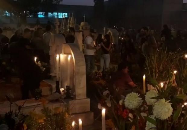 Algunas familias comenzaron a encender velas e incienso para la alumbrada de esta noche