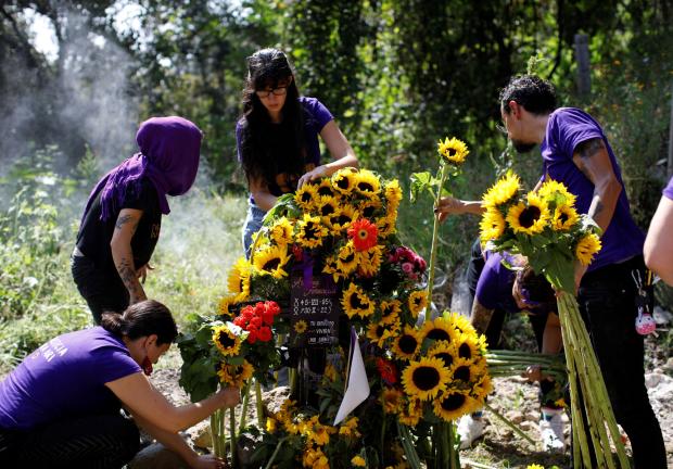 Activistas feministas y amigas de Ariadna Fernanda López colocan girasoles en el sitio donde fue encontrado su cadáver, en la carretera México-Cuernavaca, en Tepoztlán, estado de Morelos, México 8 de noviembre de 2022
